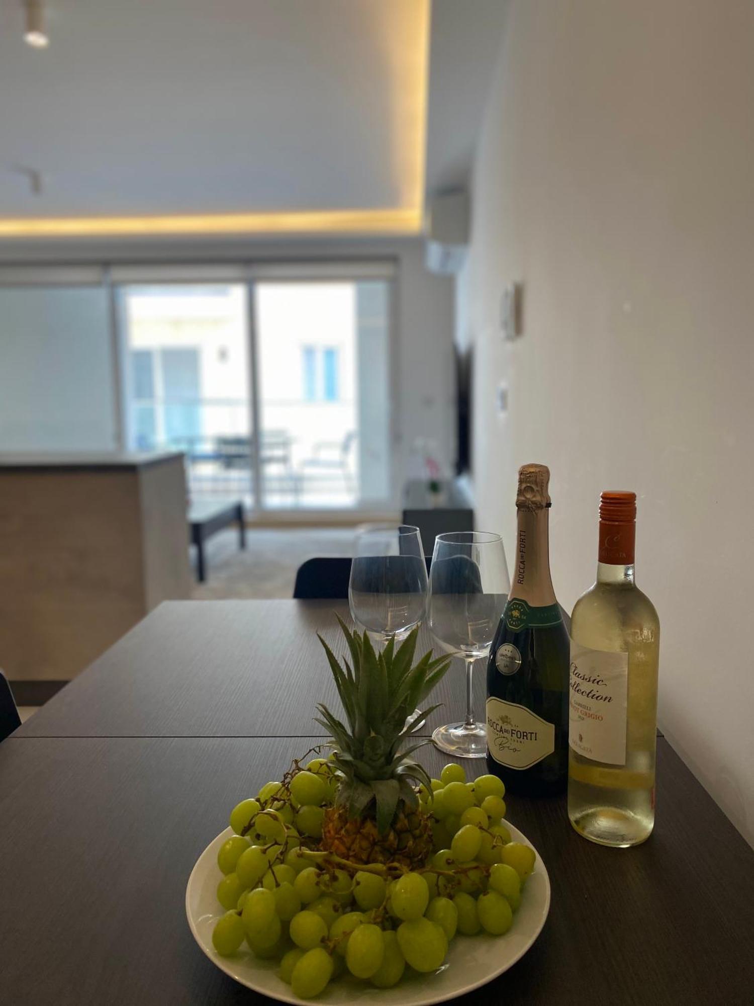 Tigne Sliema Three Bedrooms Apartment Buitenkant foto